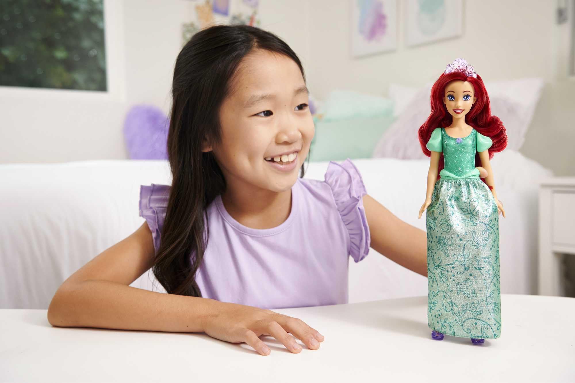 Mattel Disney Princess Arielle, bewegliche Modepuppe mit funkelndem Outfit und Accessoires, HLW10