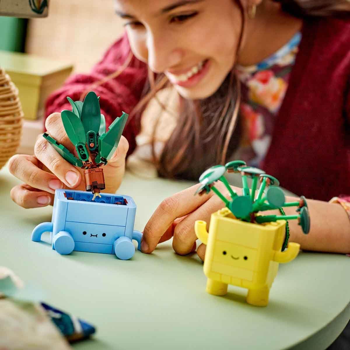 LEGO Botanicals Happy Plants Bauset – 217-teiliges Bastelset für Kinder ab 9 Jahren