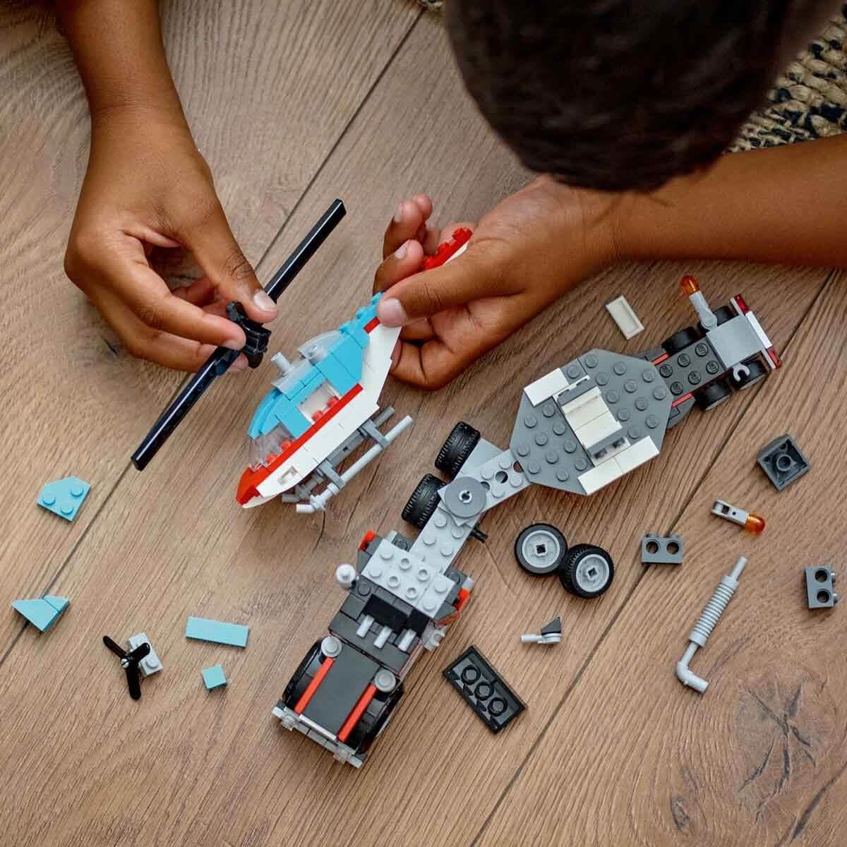 LEGO Creator 3-in-1 Pritschenwagen mit Hubschrauber – 270-teiliges Bauset für Kinder ab 7 Jahren
