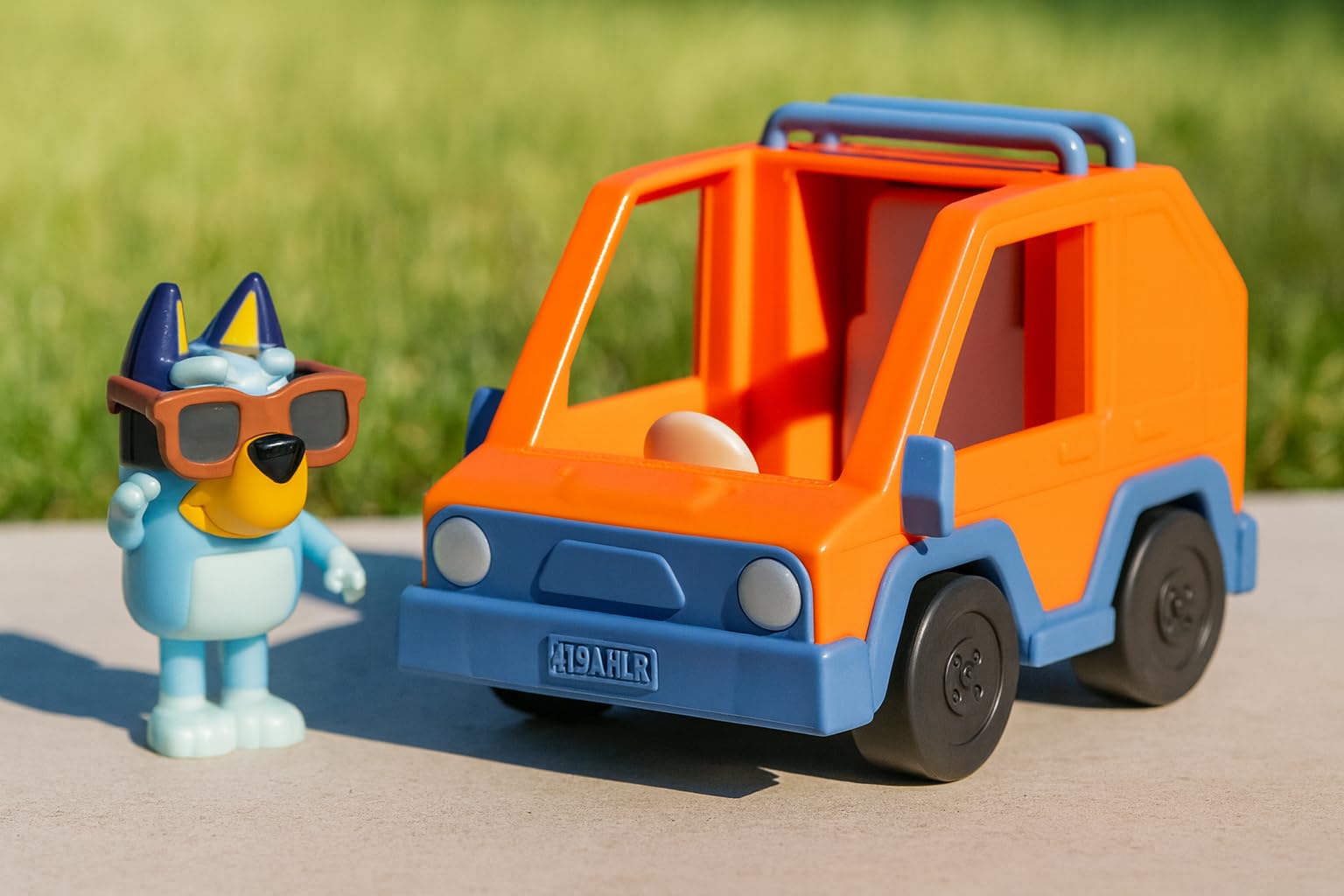 Bluey Hit the Road 4WD Vehicle Playset with Articulated Figure - Orange 2