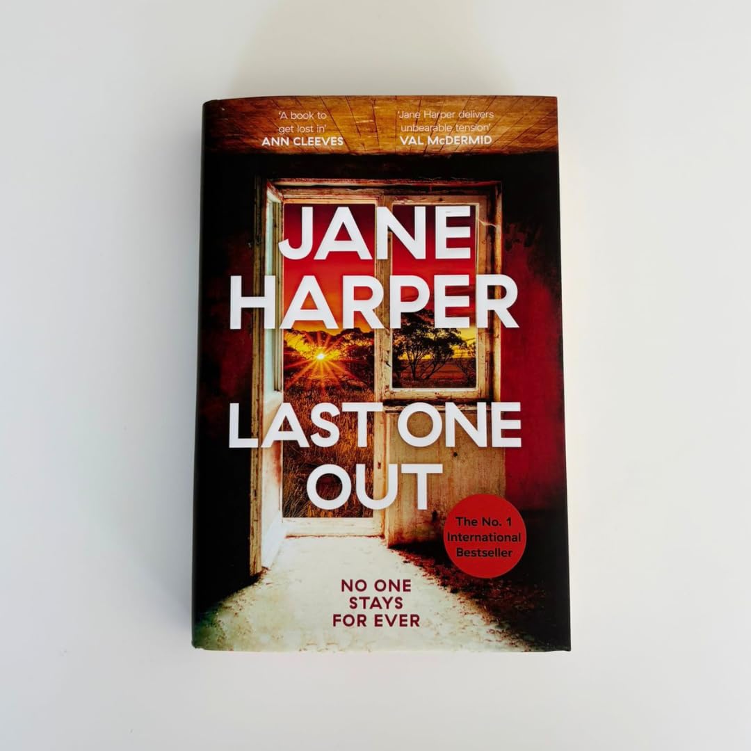 Jane Harper - Last One Out: The gripping and atmospheric Australian small-town mystery [Hardcover]
