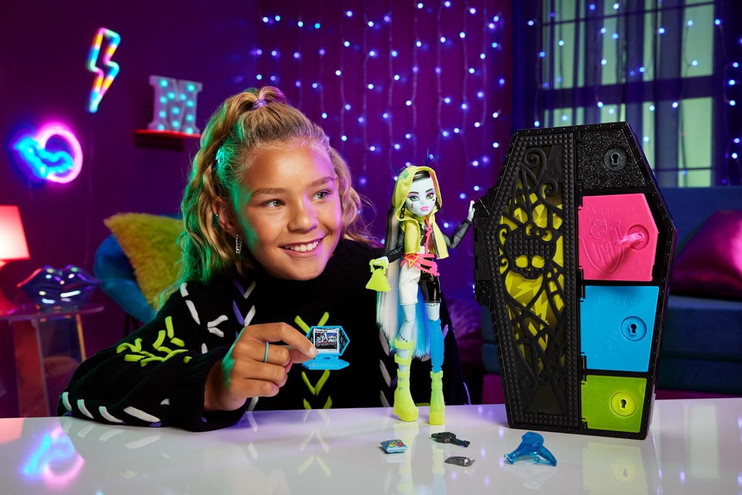 Monster High Skulltimate Secrets Abbey Bominable Doll & Closet Playset - 18-Piece Mystery Reveal Set 4