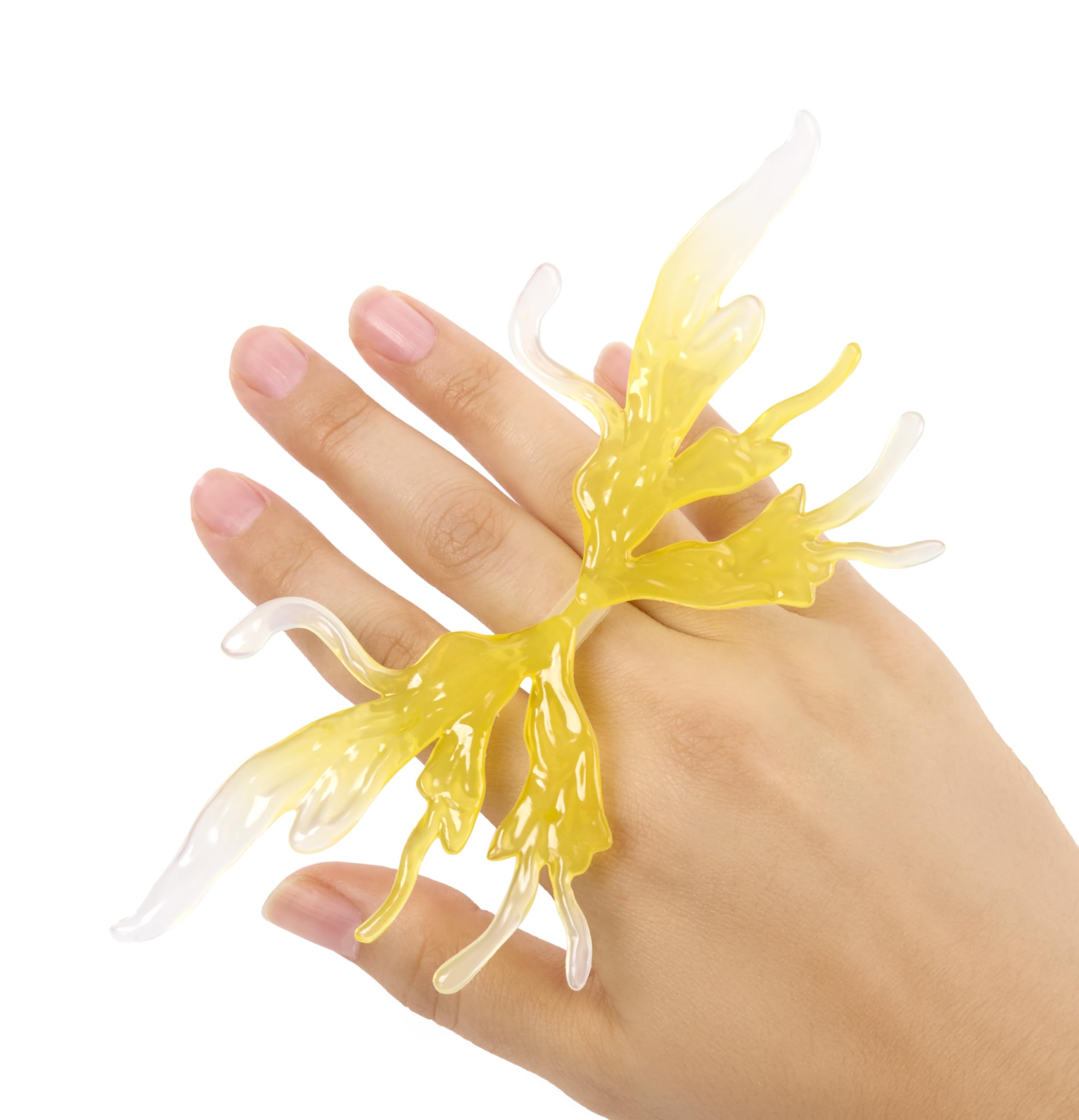 Bratz Fashion Pixiez Cloe - Collectible Fantasy Doll with Transformable Wings Ring & Fashion Accessories