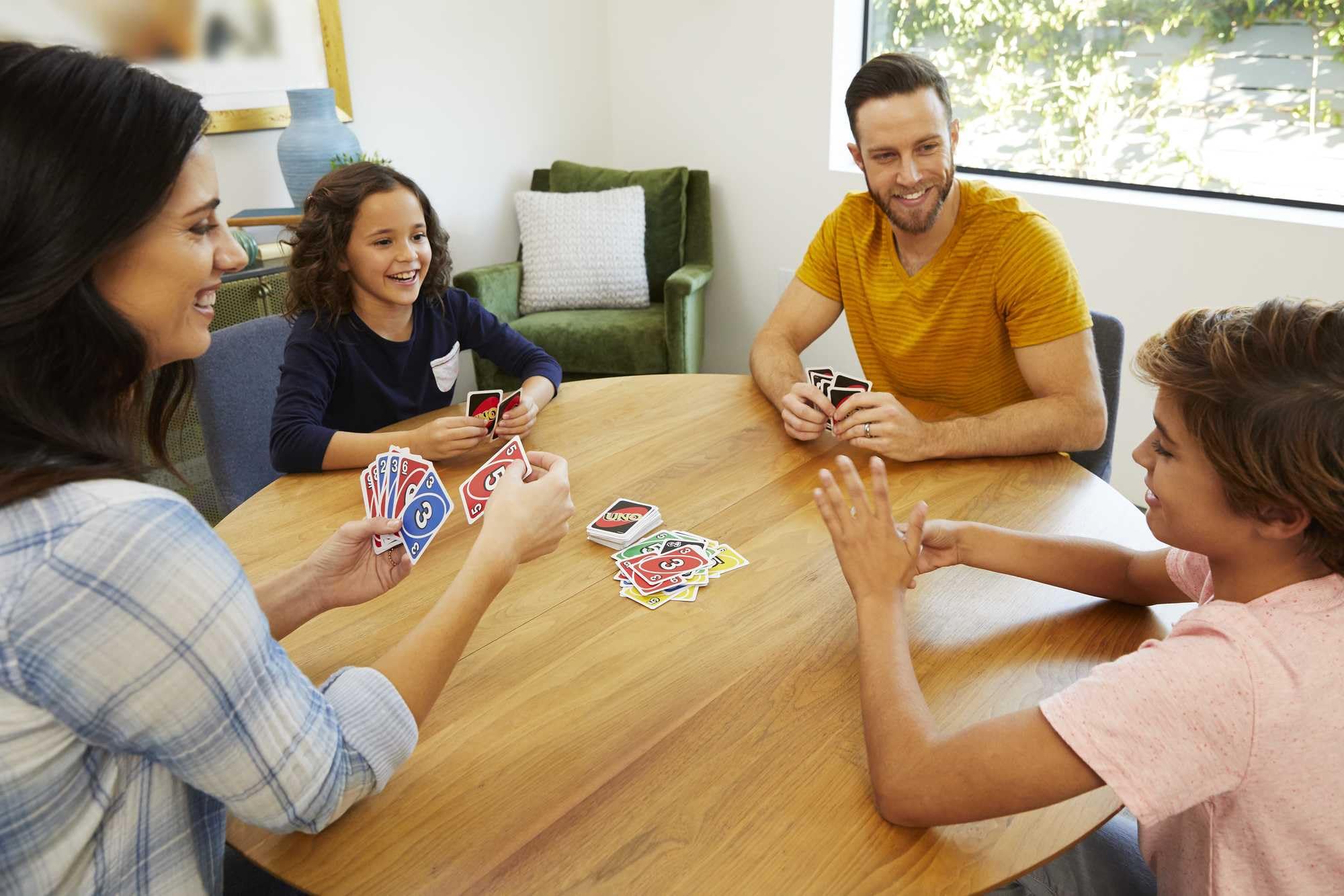 Mattel UNO Classic Card Game for Family Game Night, 2-10 Players, Ages 7+