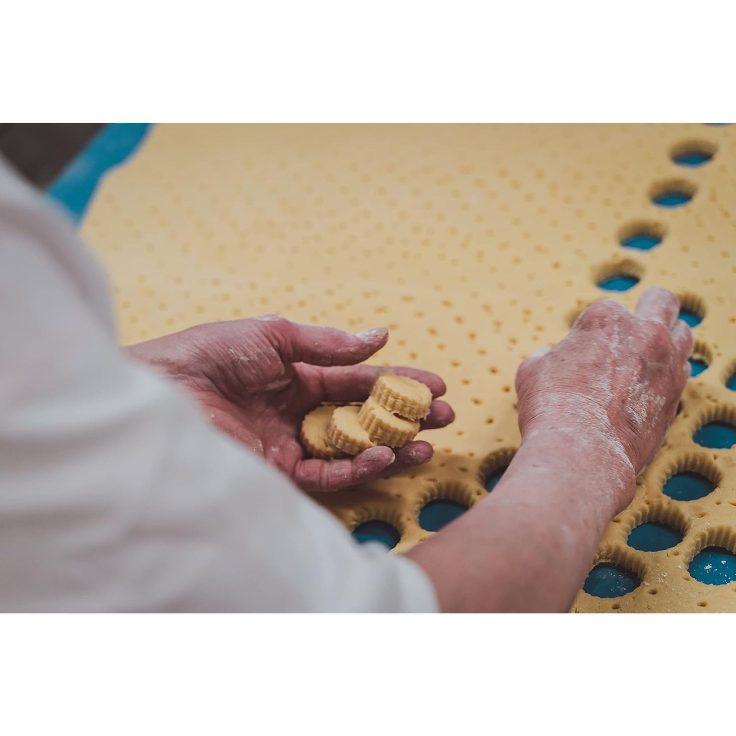 Shortbread House of Edinburgh Handmade Mini Shortbread Biscuits with Cinnamon and Demerara Sugar 150g 3