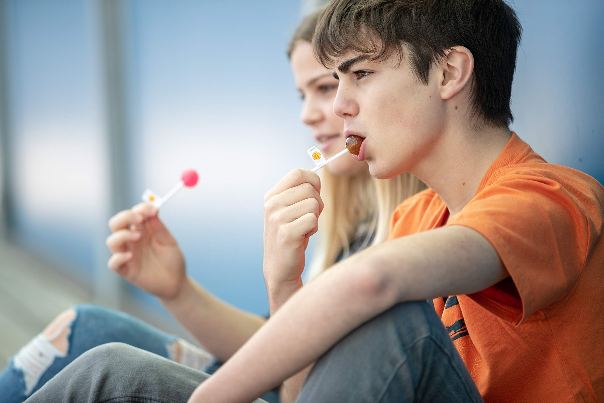 Chupa Chups zuckerfreie Lutscher, verschiedene Geschmacksrichtungen – Kirsche, Cola und Erdbeere, 50 Stück im Displaykarton