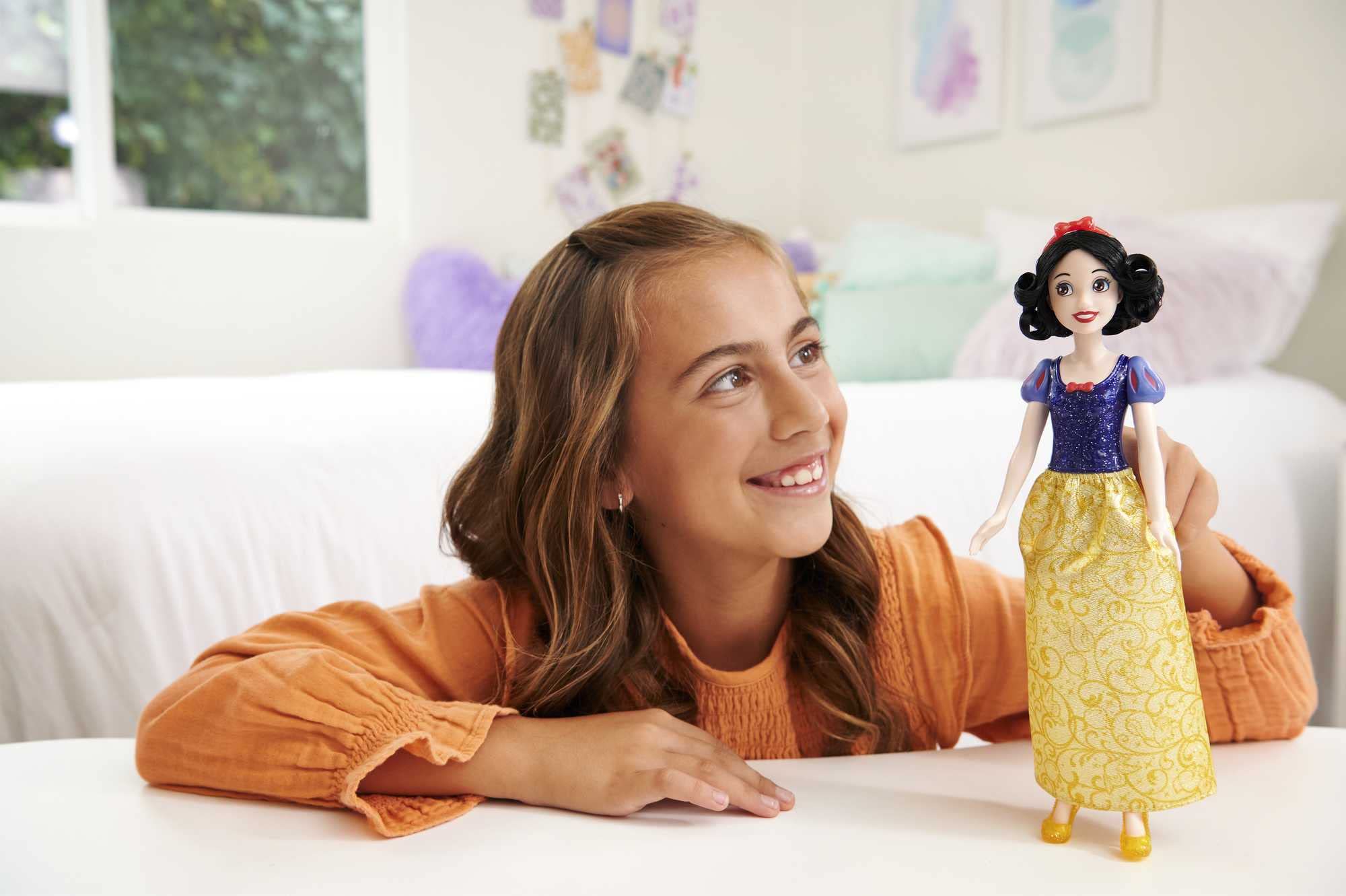 Mattel Disney Princess Snow White Posable Fashion Doll with Sparkling Outfit & Accessories - HLW08 5