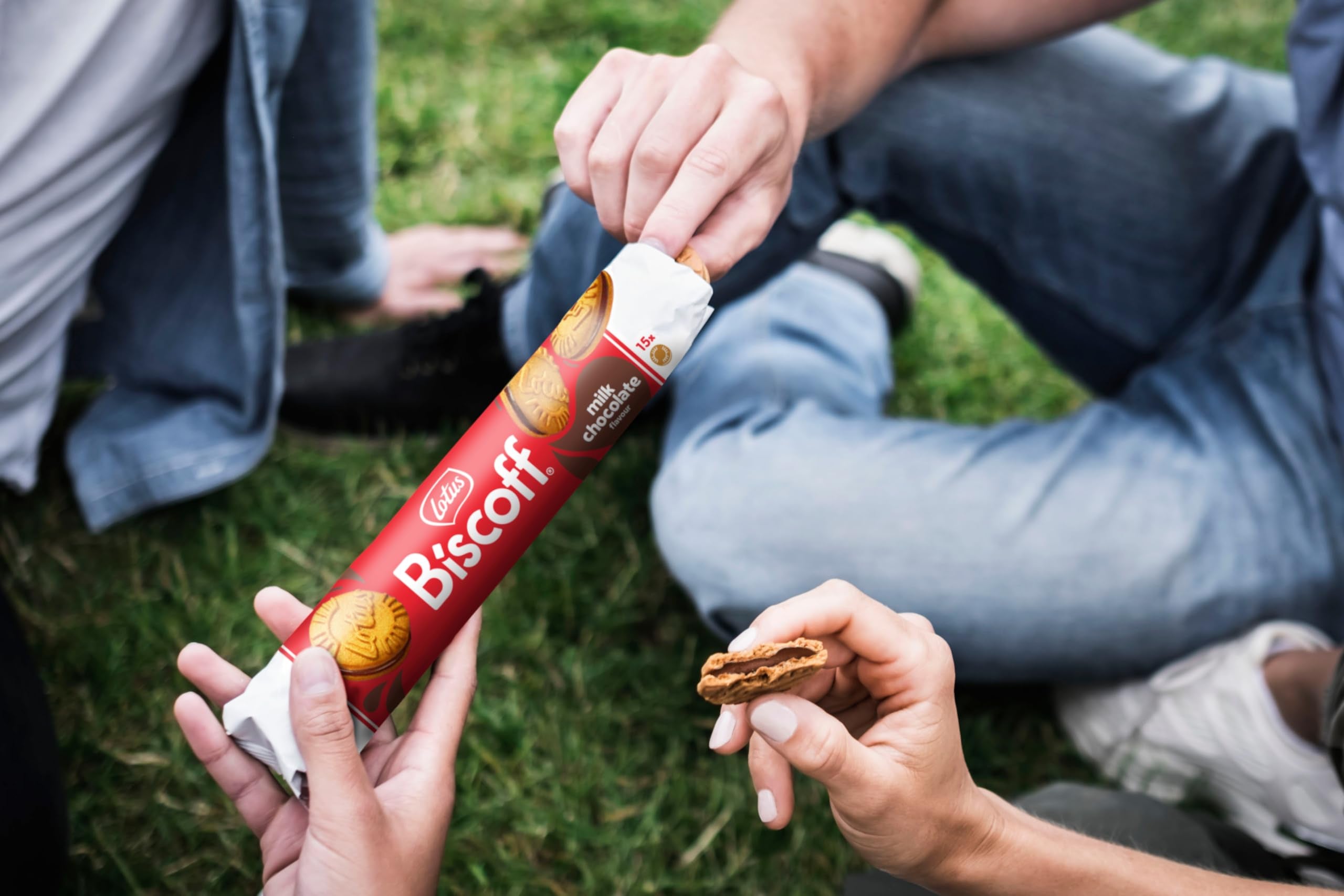 Biscoff Sandwich Biscuits with Milk Chocolate Cream Filling - 9 Rolls (135 Biscuits Total) 5