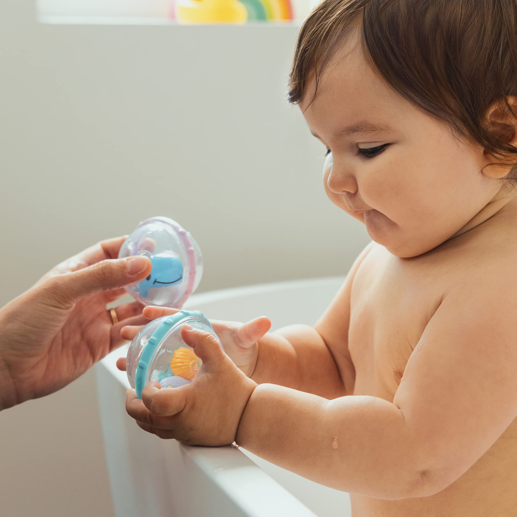 Munchkin Float and Play Bubbles Badespielzeug – Drehendes, rasselndes und schwimmendes Wasserspiel für Babys ab 4 Monaten