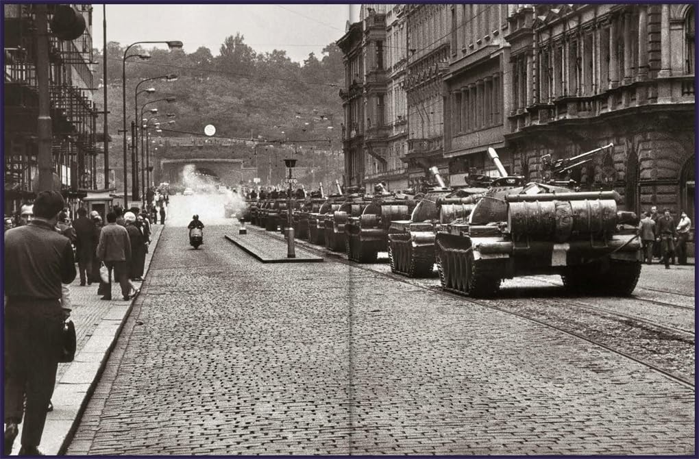 Josef Koudelka - Invasion Prague 68: Photographs | Hardcover | 296 Pages 3