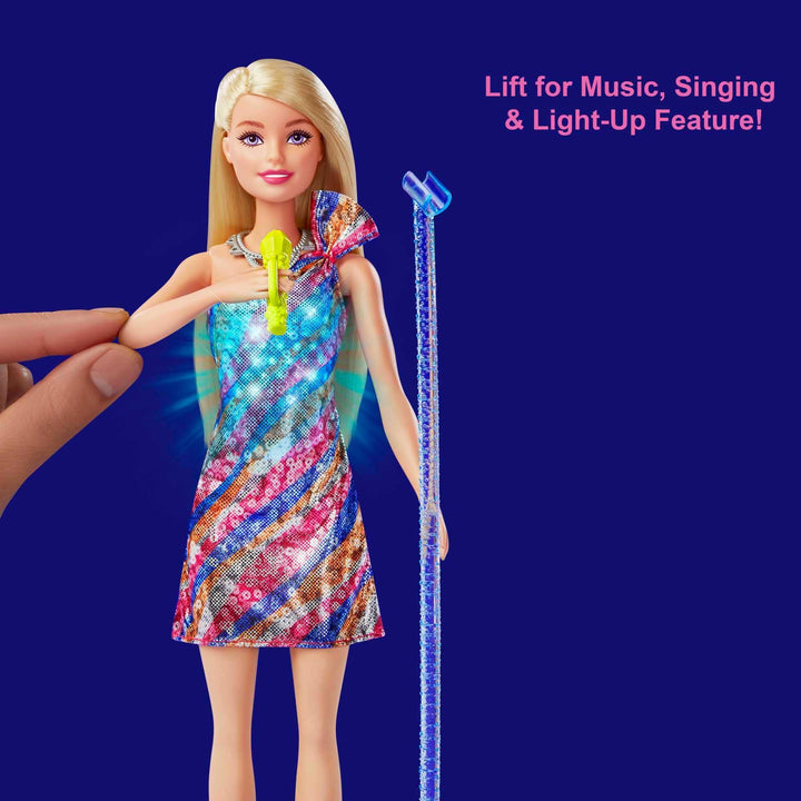 Barbie: Big City, Big Dreams Barbie che canta &quot;Malibu&quot; Roberts Doll (11.5 pollici bionda) con musica, funzione di illuminazione, microfono e accessori
