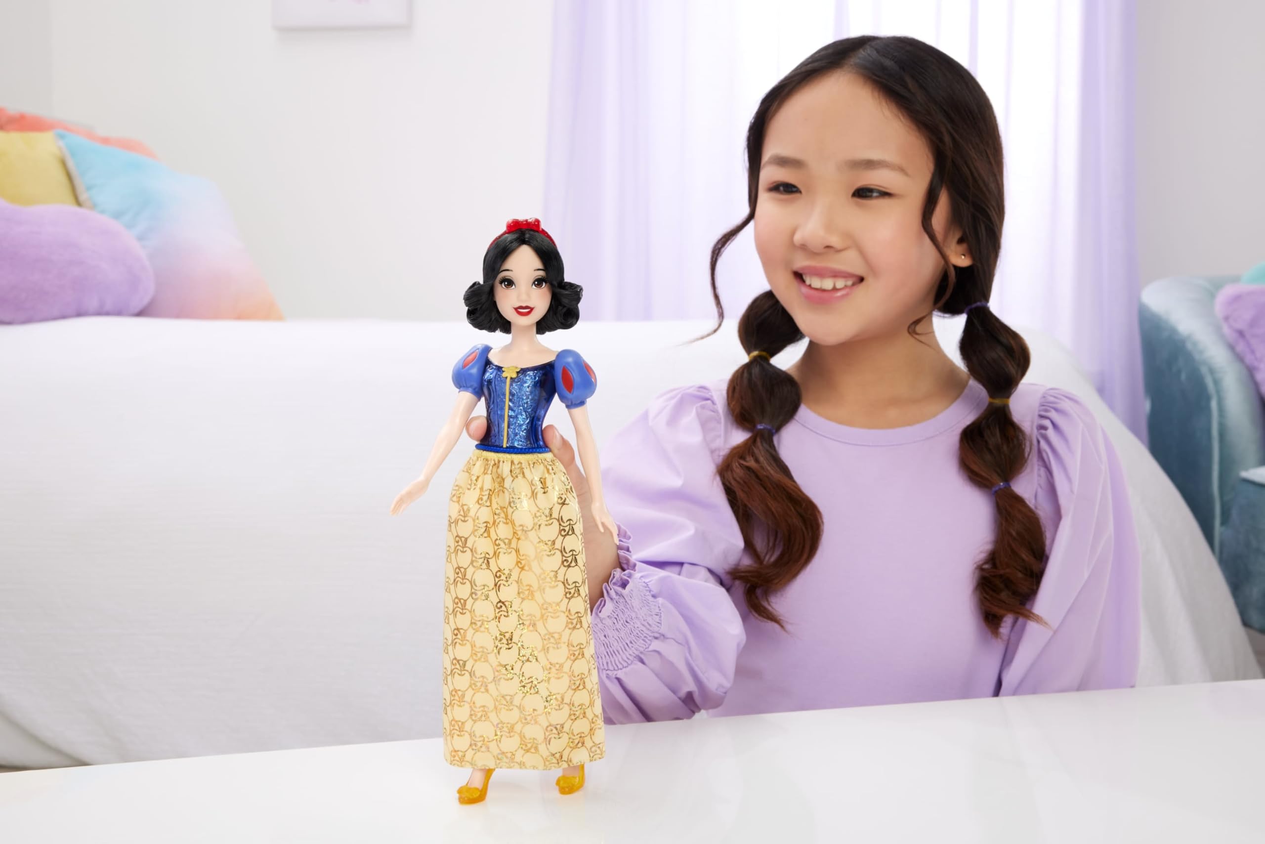 Mattel Disney Princess Snow White Posable Fashion Doll with Sparkling Clothing and Accessories HLW08 2