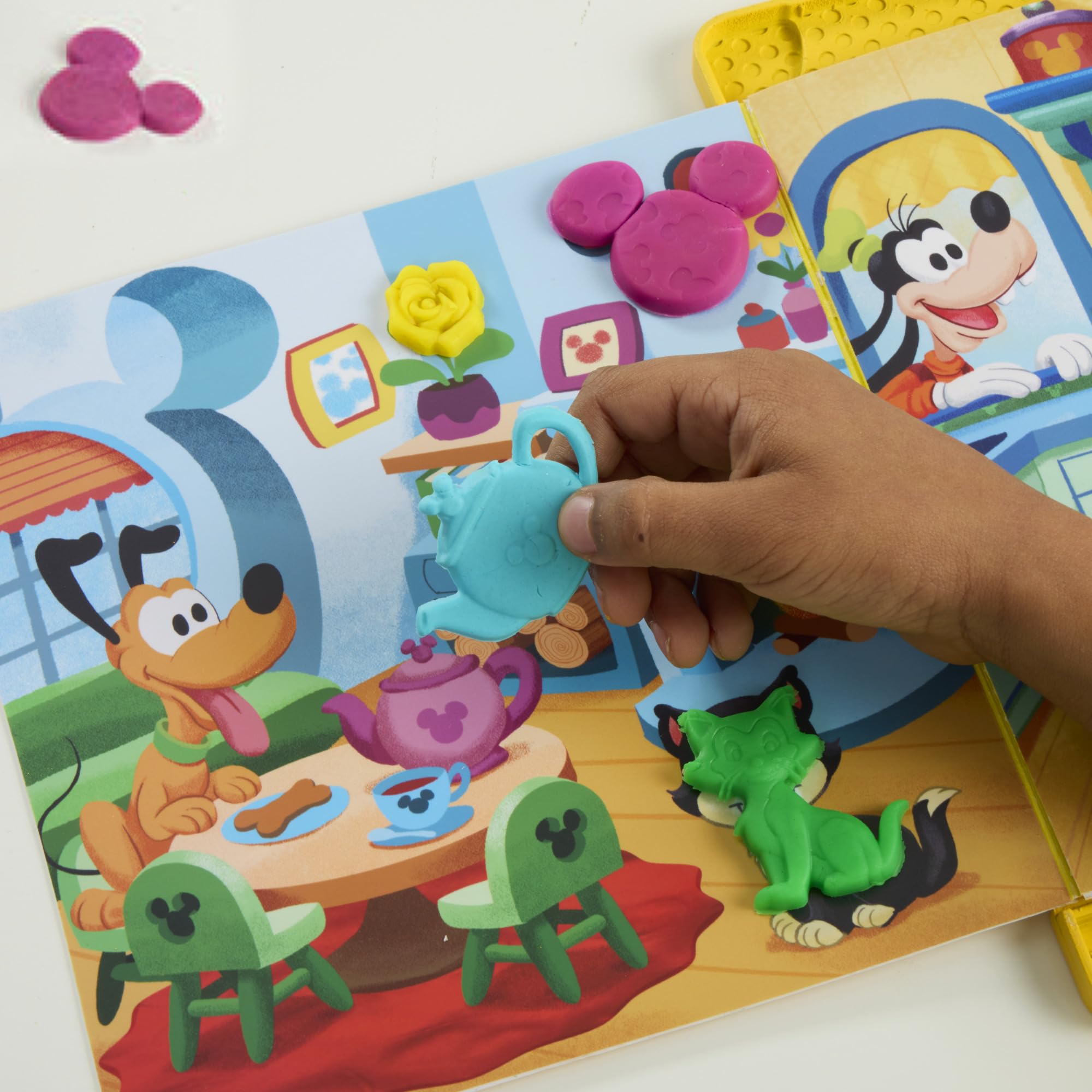 Play-Doh Disney Junior Shape a Story Playset | Ages 2+ | Includes 4 Cans Compound 8