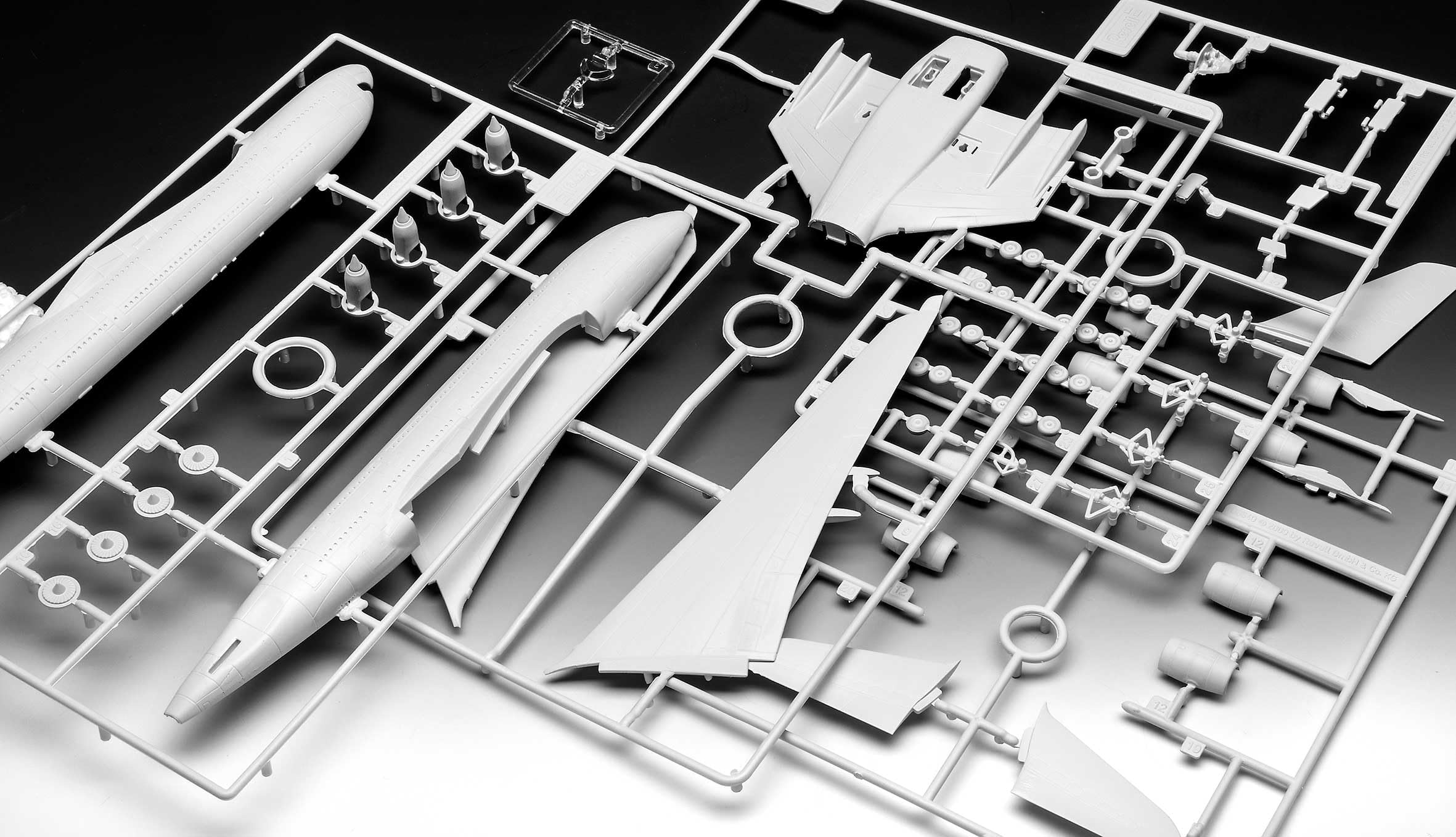 Revell 03808 Airbus A380-800 Model Kit - 1:288 Scale Plastic Aircraft Building Kit for Ages 10+ 6