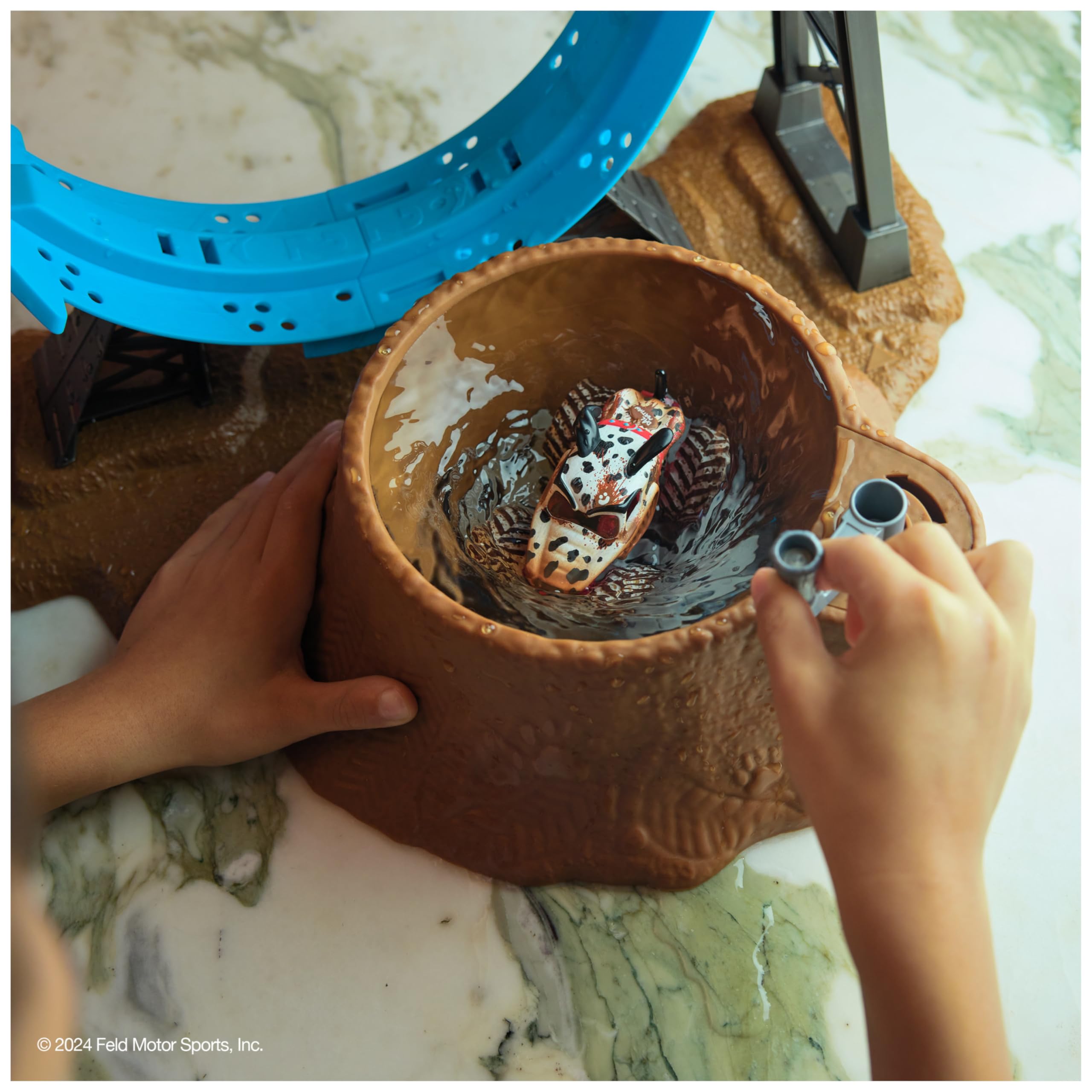 Monster Jam Mud Blasters Monster Mutt Dalmatian Dunk Tank Playset - Color Change Action Playset for Kids 4