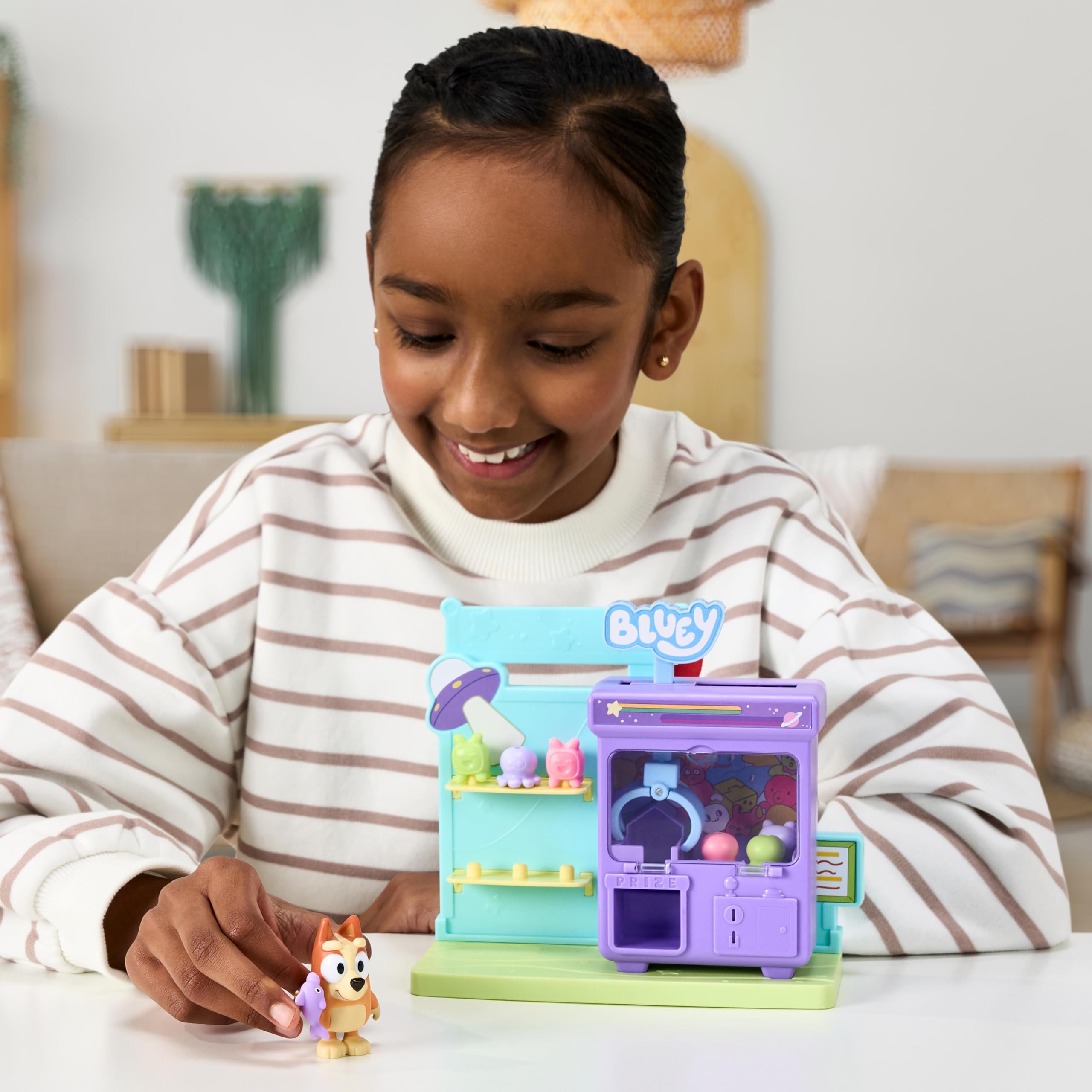 Bluey Bingo's Claw Machine Mini Playset - Includes Articulated Bingo Figure and 6 Surprise Prizes