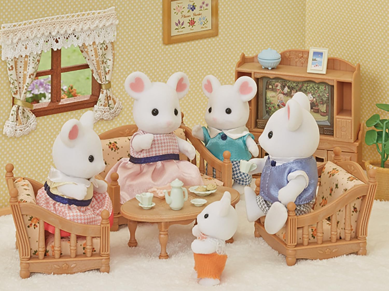 Sylvanian Families - Marshmallow Mouse Family Playset (Ages 3-10) 2