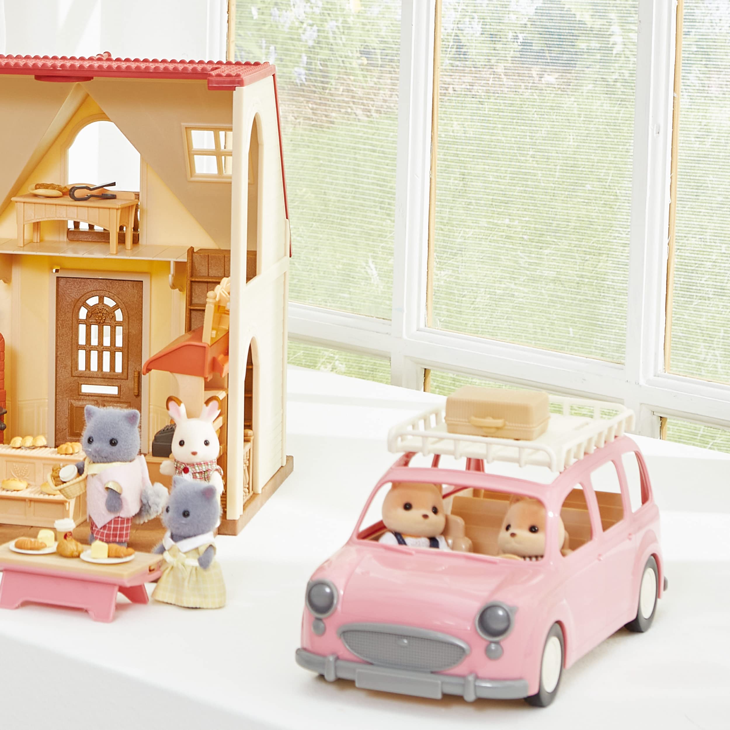 Sylvanian Families Family Picnic Van Playset - Fits 8 Figures | Multicolor Plastic | Ages 3+ 4
