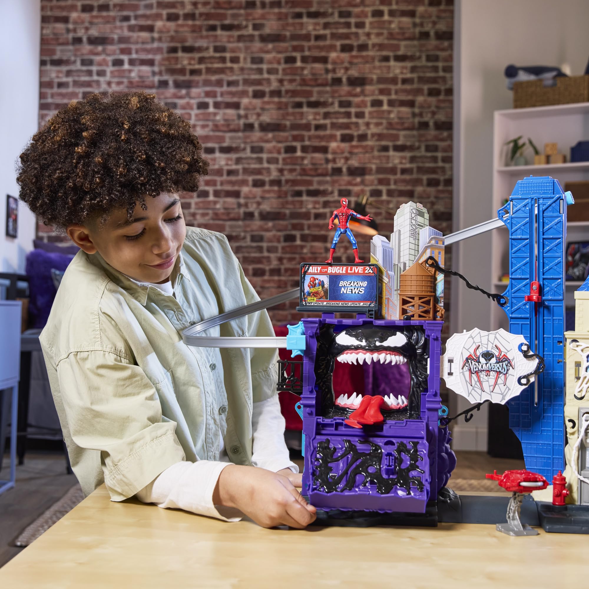 SPIDER-MAN VenomVersus Web Slinging City Playset - Over 18 Inches Tall | 30+ Features | Ages 4+ 6