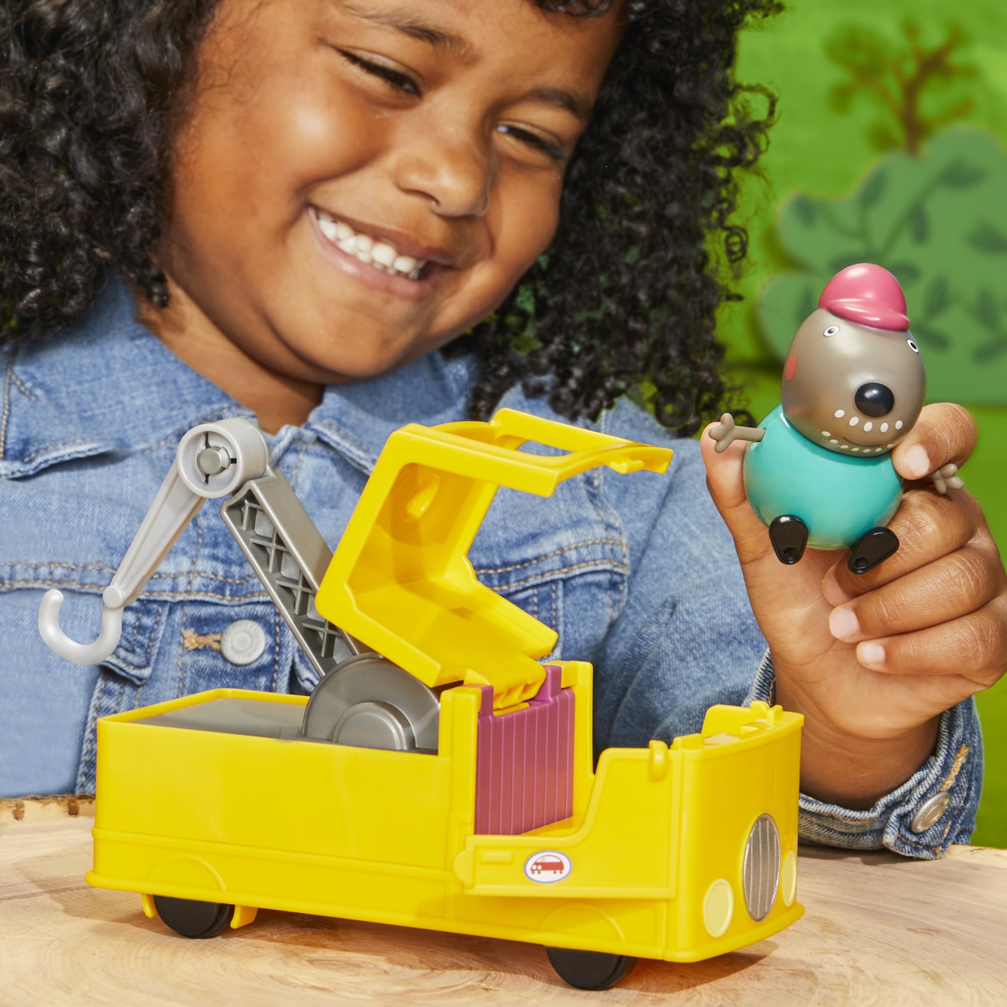 Peppa Pig Granddad Dog's Tow Truck Toy Set - Pull-Back Vehicle with Figure for Ages 3+ 7