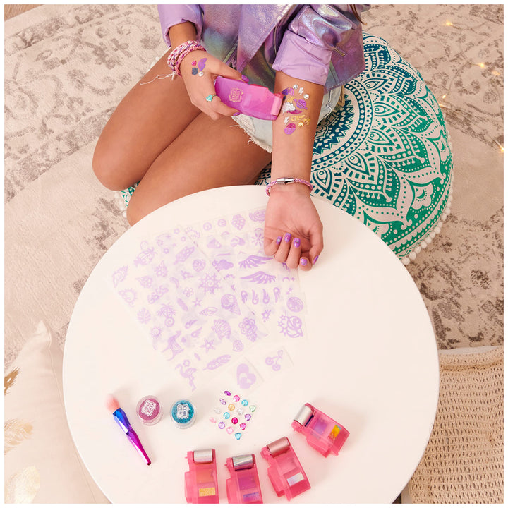 Cool Maker Shimmer Me Body Art con rullo, 4 lamine metalliche e 180 disegni, tatuaggi temporanei per bambini
