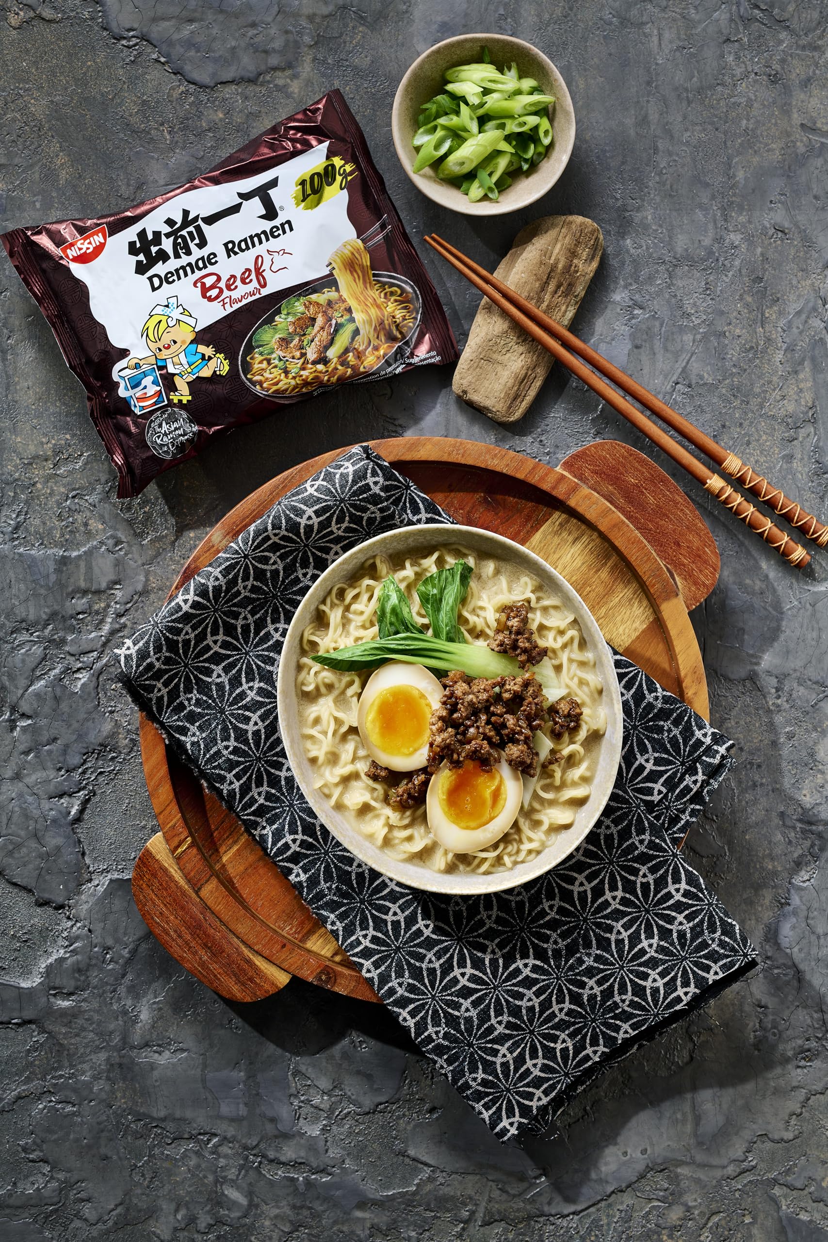 NISSIN Ramen Beef Flavoured Instant Noodles - 100g Pack of 10 4