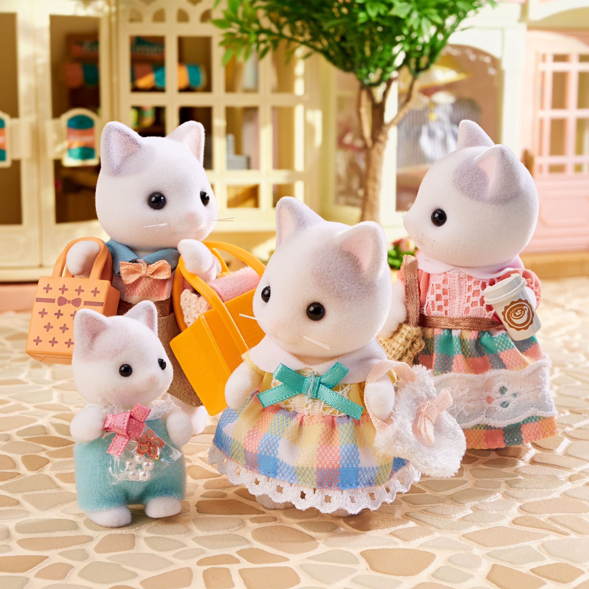 Sylvanian Families Latte Cat Family Playset - Includes 4 Figures & Accessories | Ages 3+ 4