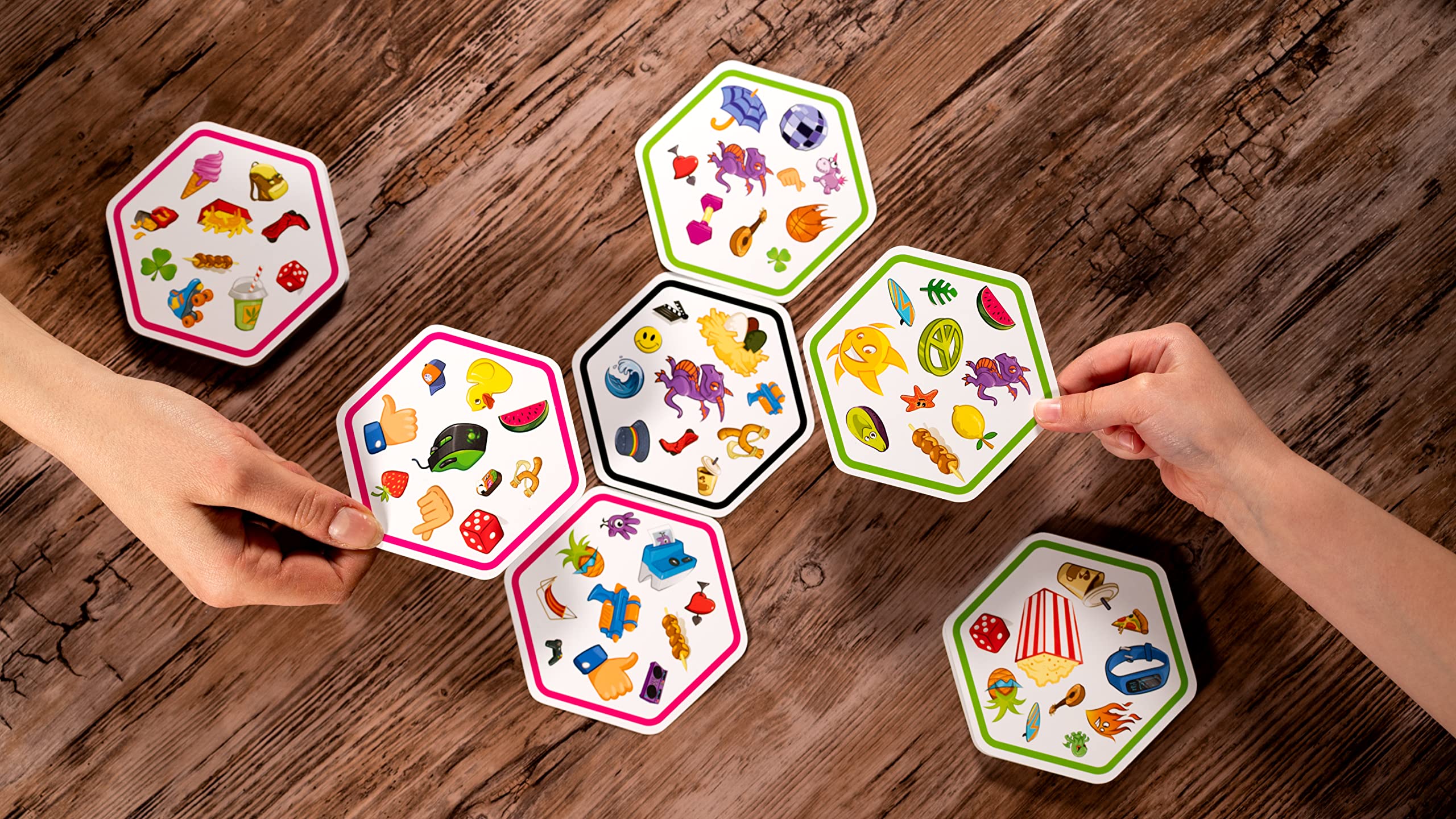 Asmodee Dobble Connect Card Game for 2-8 Players, Ages 8+, 20-Minute Play Time 4