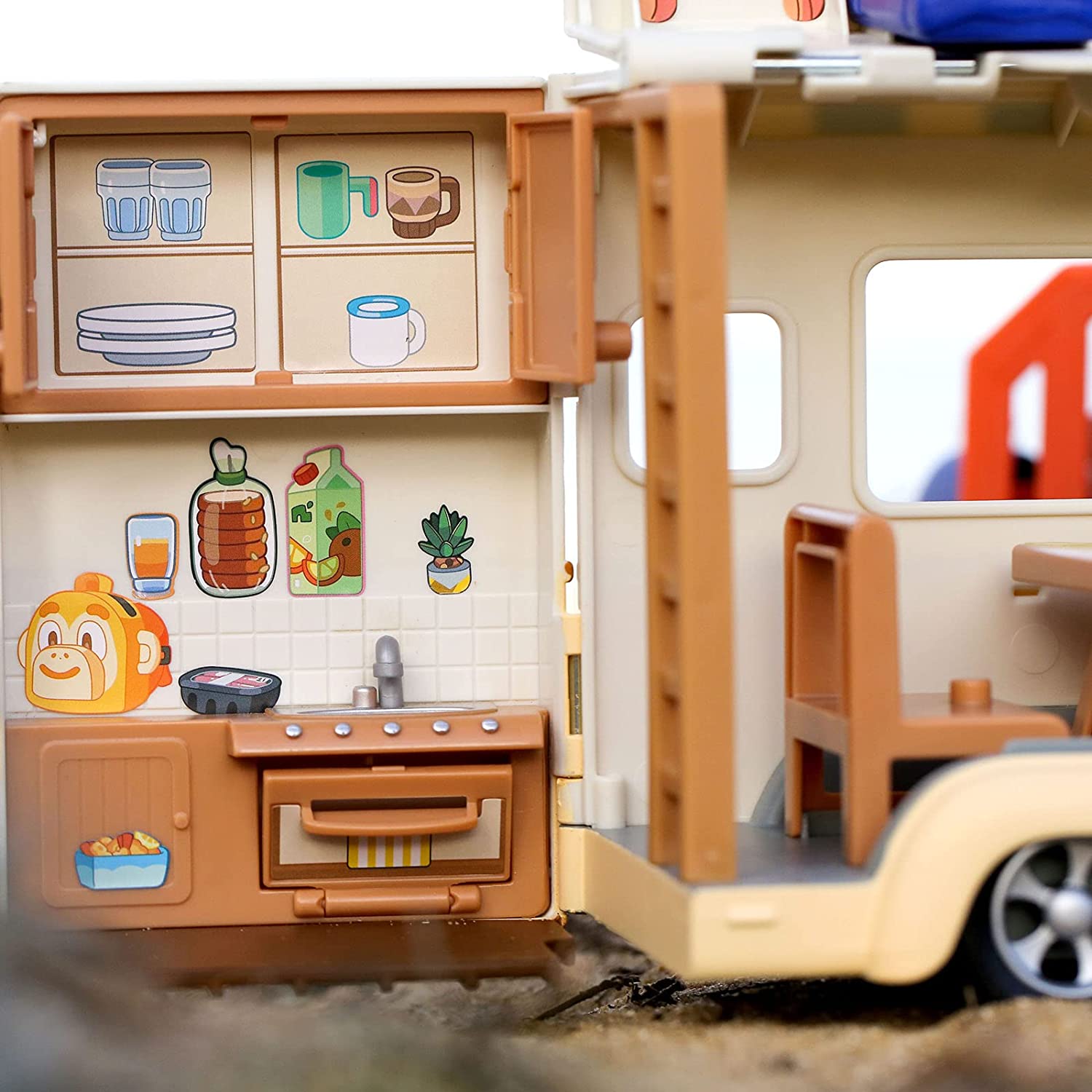 Bluey's Caravan Adventures Playset - Transforming Playset with Figure & Accessories 9