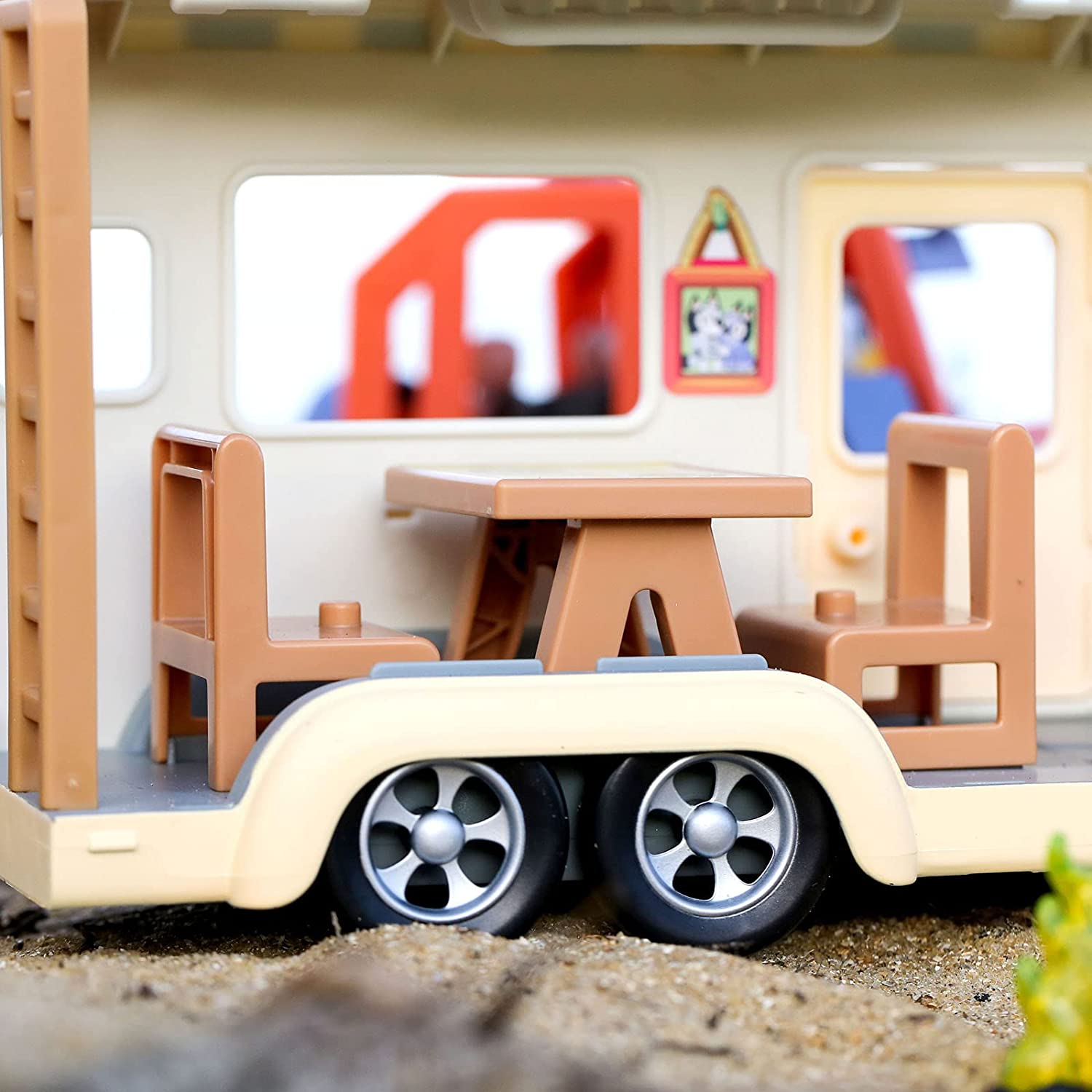 Bluey's Caravan Adventures Playset - Transforming Playset with Figure & Accessories 8