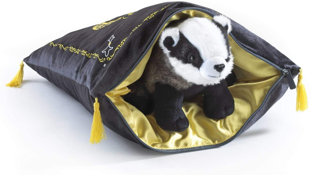 The Noble Collection Harry Potter Hufflepuff House Maskottchen Plüsch &amp; Kissen – Offiziell lizenzierte 13 Zoll (34 cm) Hufflepuff Dachs Plüschtierpuppen Geschenke