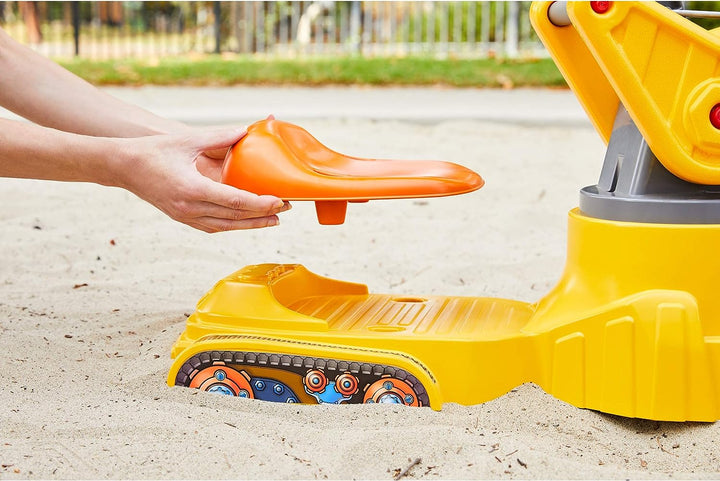 Mit dem Sandspielzeug „You Drive Bagger“ von Little Tikes können Kinder sitzen, schaufeln und wegwerfen