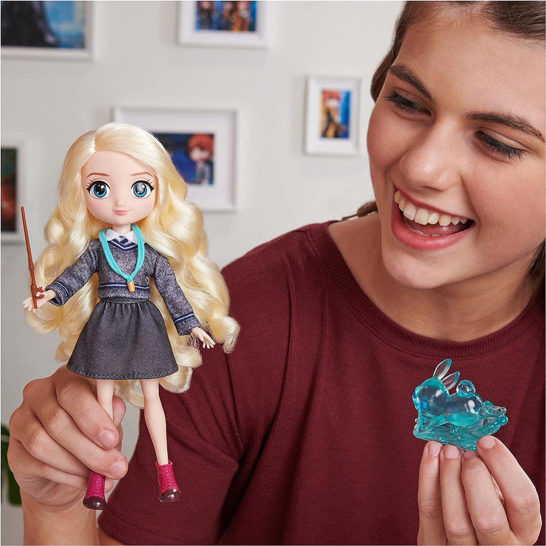 Wizarding World Harry Potter, 20,3 cm großes Luna Lovegood-Geschenkset mit 2 Outfits, 5 Puppenzubehör, Kinderspielzeug ab 5 Jahren